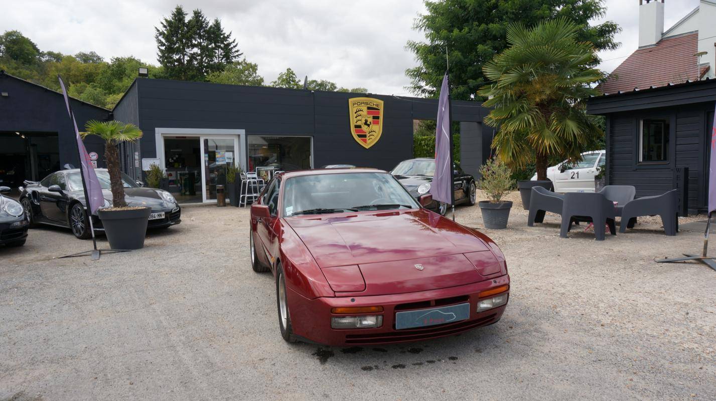 Porsche 944