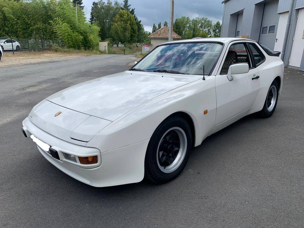 Porsche 944